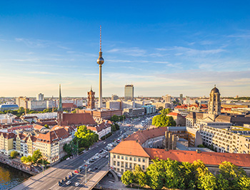 Berlin mit Blick zum Alexanderplatz (Copyright: JFL Photography/fotolia.de) Ansicht der Stadt Berlin aus der Vogelperspektive. Markant ragt der Berliner Fernsehturm in den blauen Himmel.