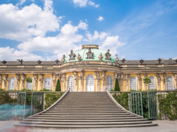 Schloss Sanssouci (Credit: deejaymd/fotolia.de) Das Schloss Sanssouci mit seiner großen Freitreppe vor einem blauen Sommerhimmel