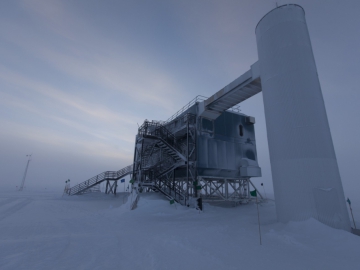 Das IceCube Labor im antarktischen Winter (Copyright: © Freija Descamps/NSF, 2011)