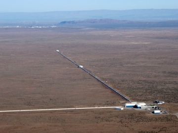 Der LIGO-Gravitationswellendetektor in Hanford, USA (Credit: LIGO Laboratory) Luftbild des LIGO-Gravitationswellendetektors in Hanford, USA (Credit: LIGO Laboratory)
