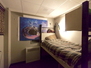 Wohnraum in der Südpolstation. (Credit:Freija Descamps/NSF, 2011) Wohnraum in der Südpolstation mit Bett und Postern an der Wand. (Credit:Freija Descamps/NSF, 2011)