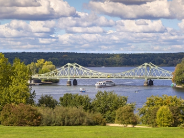 Glienicker Brücke zwischen Potsdam und Berlin (Credit: Fotolia/CeHa) Glienicker Brücke zwischen Potsdam und Berlin (Credit: Fotolia/CeHa)