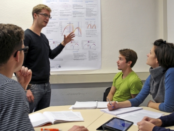 Doktoranden bei DESY (Credit: DESY) Eine Gruppe von Doktoranden bespricht sich in einem Seminarraum