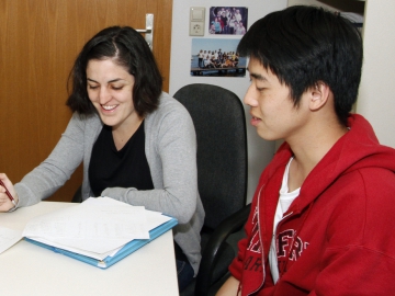 Sommerstudierende bei DESY (Credit: DESY) Zwei Teilnehmer der DESY Summer School sitzen zusammen über einem Dokument