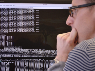 Studierender bei DESY (Credit: DESY) Ein Studierender bei DESY schaut auf einen Computerbildschirm und betrachtet Datensätze
