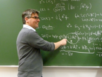 AEI Research School (Credit: AEI) Ein Dozent am AEI erläutert eine Formel an einer Tafel