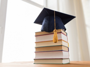 Copyright: Syda Productions/fotolia.de Doktorhut auf einem Stapel Bücher