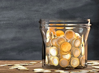 Copyright: Yabresse/fotolia.de Euromünzen in einem Glas
