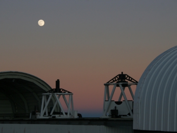 Die robotischen STELLA-Teleskope auf Teneriffa (Credit: AIP) Die STELLA-Teleskope auf Teneriffa im Abendlicht