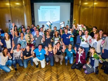 CeZertifikatsverleihung zum "Teaching Professionals" Programm der Potsdam Graduate School PoGS (Credit: PoGS) Eine große Gruppe Promovierender der Potsdam Graduate School winkt und hält ihre Zertifikate vom Programm "Teaching Professionals" in die Luft