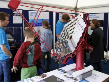 Führungen am Potsdamer Tag der Wissenschaften 2015 bei DESY (Credit: DESY) Schüler besichtigen eine Ausstellung bei DESY am Standort Zeuthen