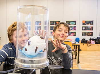 Experimente im DESY-Vakuumlabor (Credit: DESY) Zwei Schüler im DESY-Vakuumlabor experimentieren mit einem Schokokuss