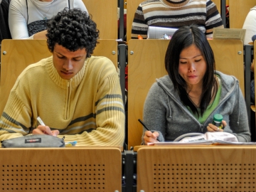 Studierende im Hörsaal (Credit: UP) Zwei Studierende im Hörsaal an der Universität Potsdam