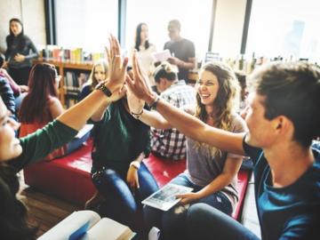 Credit: Rawpixel.com/fotolia.de Eine Gruppe von Studierenden in der Bibliothek