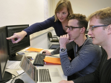 Doktoranden bei DESY (Copyright: DESY, Fotograf: Thomas Saffier) Drei Doktoranden betrachten Daten auf einem Bildschirm und besprechen diese