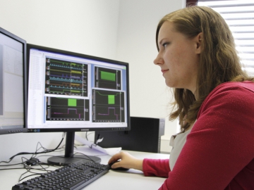 Studierende der DESY Summer School (Credit: DESY) Eine Promotionsstudierende schaut auf einen Bildschirm mit Daten
