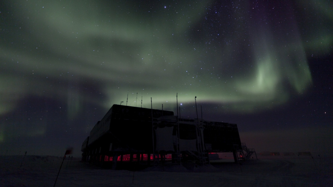 Polarlichter über dem IceCube Labor. (Credit: Freija Descamps/NSF, 2011)