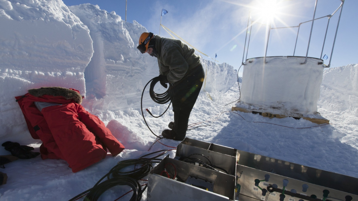 IceCube Wissenschaftler beim Anschließen eines IceTop Tanks. (Credit: Freija Descamps/NSF, 2011)