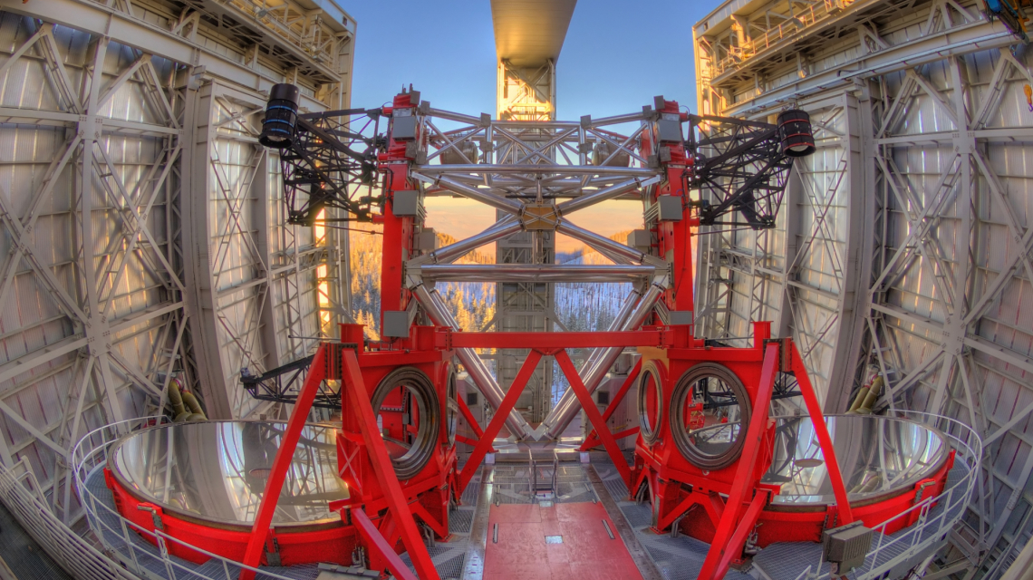 Das Large Binocular Telescope (LBT) auf dem Mount Graham in Arizona (Credit: LBTB).