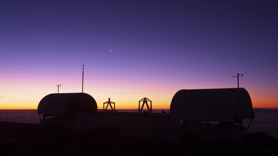 Sonnenuntergang auf Teneriffa: Die robotischen STELLA-Teleskope (Credit: AIP). Sonnenuntergang auf Teneriffa: Die robotischen STELLA-Teleskope.