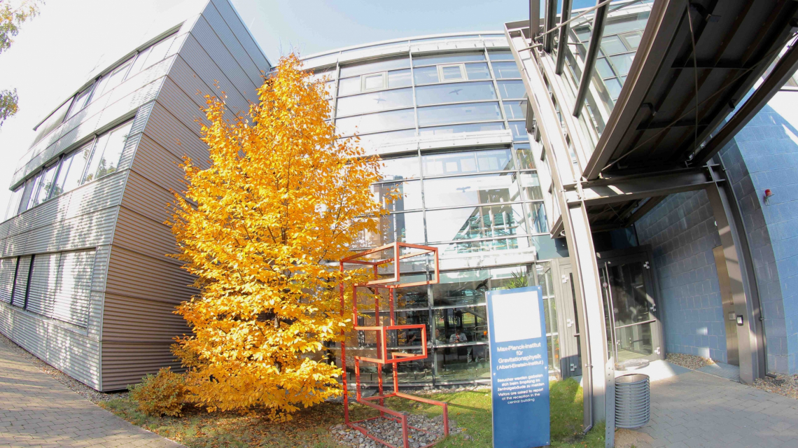 Eingang zum Max-Planck-Institut für Gravitationsphysik (Credit: AEI)