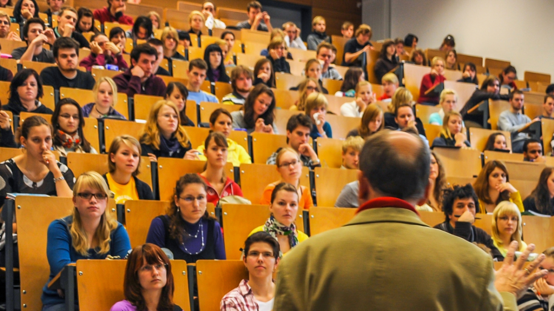 Vorlesung an der Mathematisch-Naturwissenschaftlichen Fakultät der Universität Potsdam. (Credit: UP) Studenten sitzen im Hörsaal der Universität Potsdam; ein Professor hält eine Vorlesung.