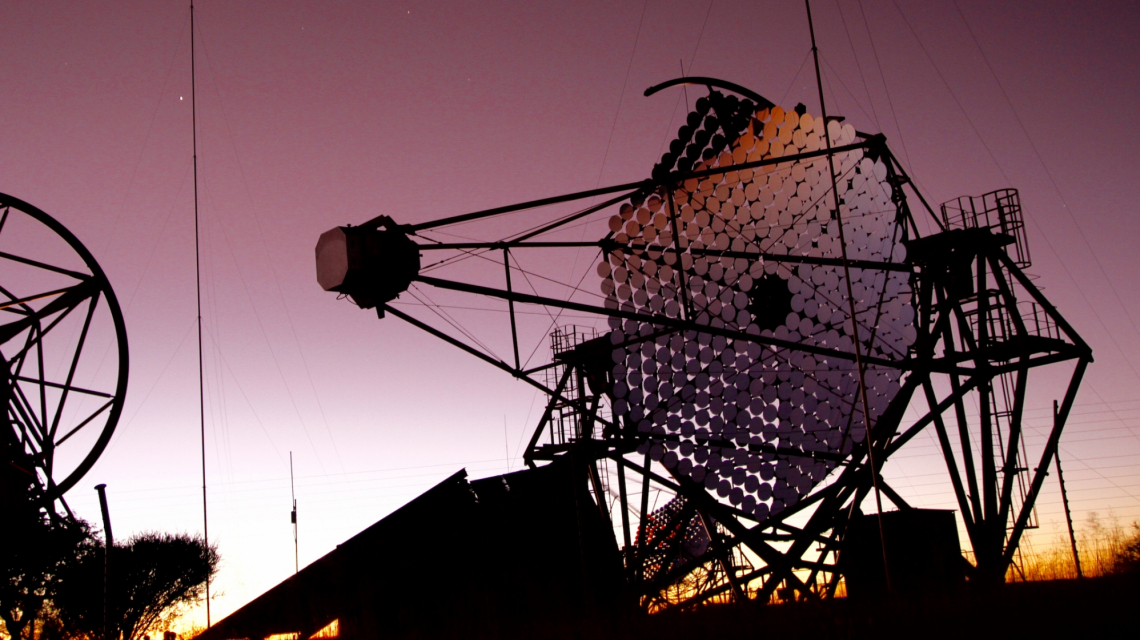 Das H.E.S.S.-II Teleskop-Array in Namibia (Credit: DESY)